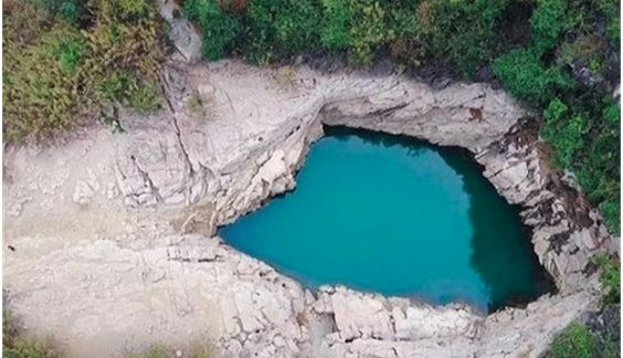 Chuyện về hồ nước trong xanh không đáy ở Trung Quốc: Được mệnh danh là tiên cảnh nhưng chuyên gia lặn xuống mới phát hiện chân tướng